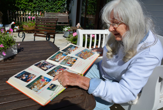 1 Marion Harders zeigt Fotoalbum 1