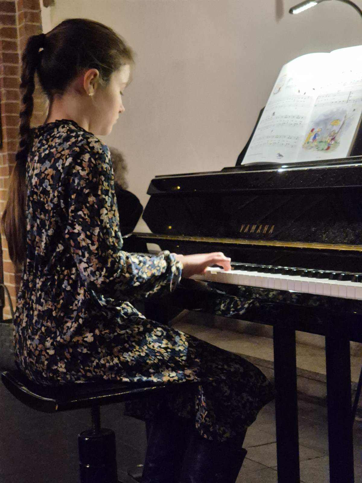 20251115 174426 Klavierschuelerin
