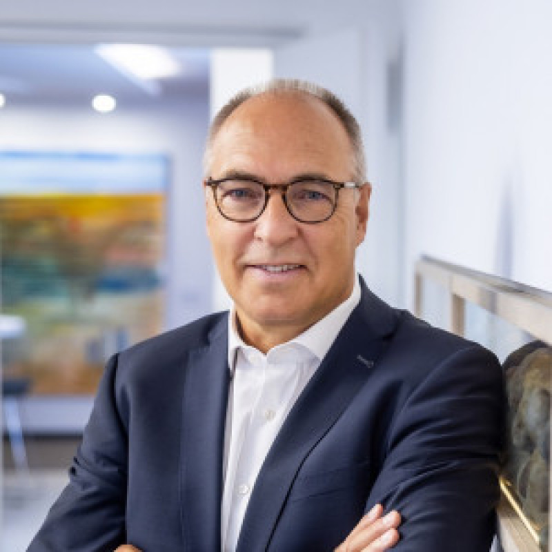 Portraet o FillWzMwMCwzMDBd.Krawatte freundlich Portraet