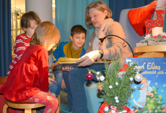 QUER Lesepatin Sigrun Dietl liest regelmaessig in der Stadtbibliothek Bargteheide