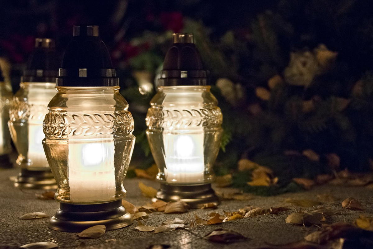 a candle 1785709 1280
