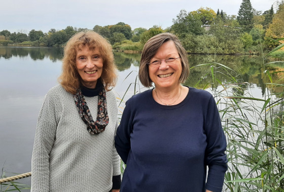 v. rechts Annelore Penno dankt Sabine Sarach von ganzem Herzen fuer ihr wunderbares Engagement. Beide freuen sich auf neue Interessierte fuer Bereichsleitungen der Lesepaten im Kreis Stormarn