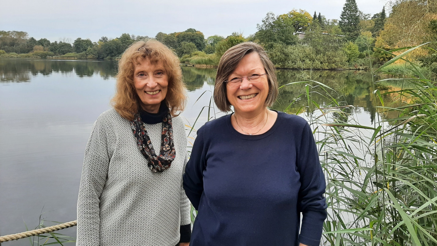 v. rechts Annelore Penno dankt Sabine Sarach von ganzem Herzen fuer ihr wunderbares Engagement. Beide freuen sich auf neue Interessierte fuer Bereichsleitungen der Lesepaten im Kreis Stormarn